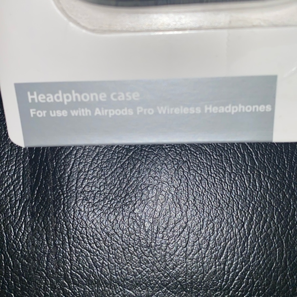 Disney treats AirPods Pro case with clip - Picture 2 of 5
